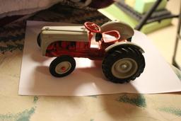 1/16 FORD 8N TOY TRACTOR, NO BOX