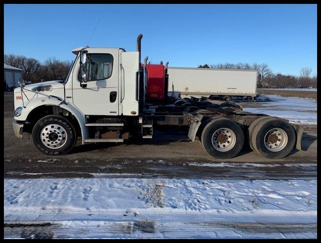 ***2009 Freightliner M2112 Day Cab Semi Tractor