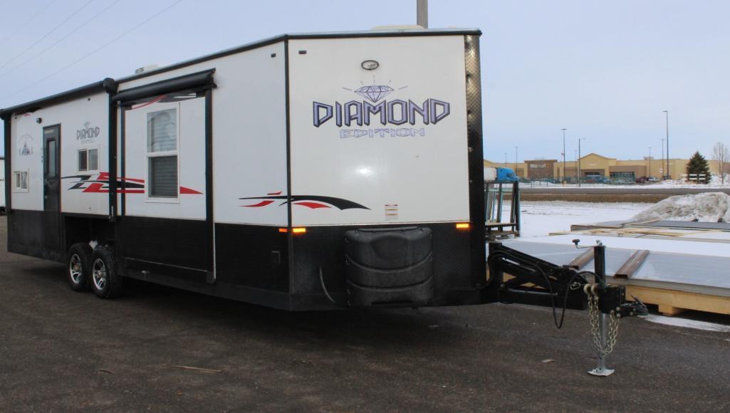 *** 2017 8' X 26'V AMERICAN SURPLUS ICE CASTLE FISH HOUSE ON VALLEY HYD. TANDEM AXLE FRAME,