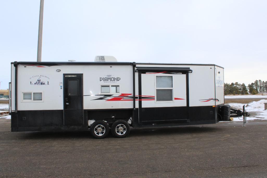 *** 2017 8' X 26'V AMERICAN SURPLUS ICE CASTLE FISH HOUSE ON VALLEY HYD. TANDEM AXLE FRAME,