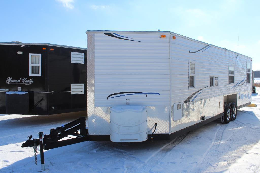 ***2014 8' X 26'V AMERICAN SURPLUS ICE CASTLE FISH HOUSE RV EDITION, VALLEY HYD. TANDEM AXLE FRAME