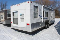 ***2014 8' X 26'V AMERICAN SURPLUS ICE CASTLE FISH HOUSE RV EDITION, VALLEY HYD. TANDEM AXLE FRAME