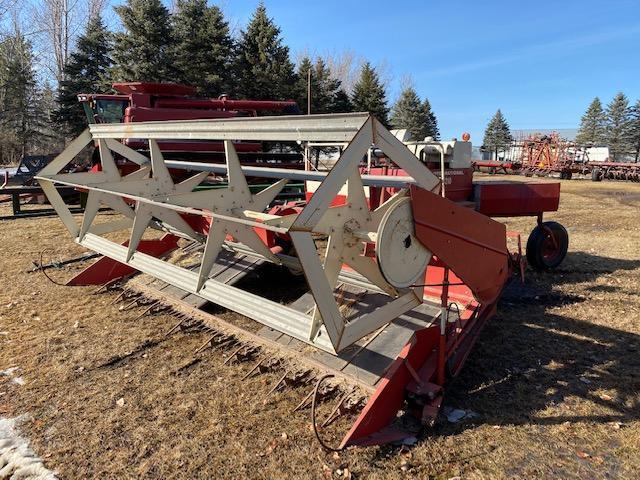 IH 210 SWATHER, SELF PROPELLED, 14' DRAPER HEAD, BAT REEL, CROP LIFTERS, DUAL DRIVE WHEELS,