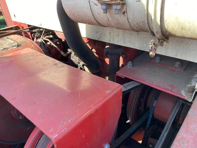 IH 210 SWATHER, SELF PROPELLED, 14' DRAPER HEAD, BAT REEL, CROP LIFTERS, DUAL DRIVE WHEELS,