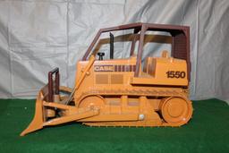 CASE 1550 DOZER W/BLADE; RUBBER TRACKS; COULD USE CLEANING; BOX HAS BEEN CRUSHED