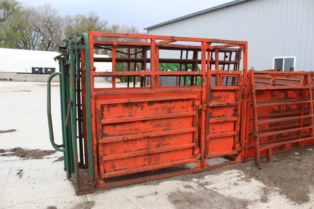 BIG VALLEY FARMMASTER HEAD CHUTE WITH 2 ACCESS DOORS, (4) APPROX 10' CORRAL PANELS