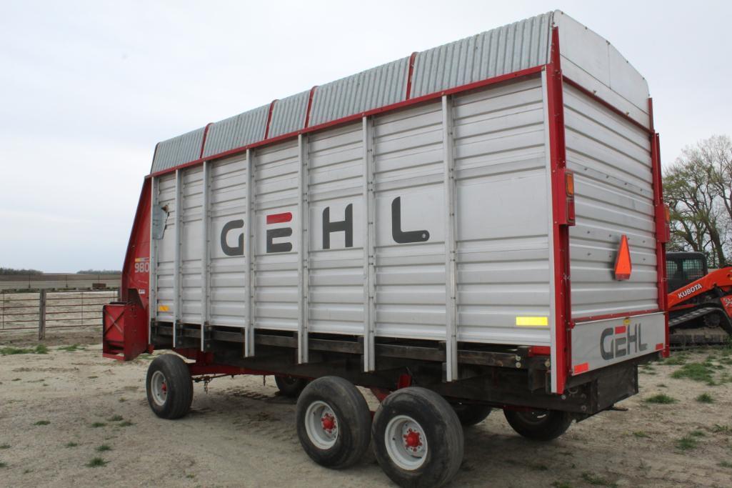 GEHL 980 VARI-SWEEP SILAGE BOX, LEFT HAND DISCHARGE, EXT HOPPER UNLOAD, LIGHT PACKAGE, 540 PTO,