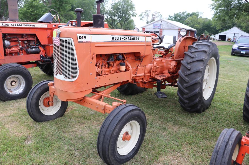 Allis Chalmers D19, Gas, 18.4-34, Pto, 1 Hyd, Fenders, Repainted, WF