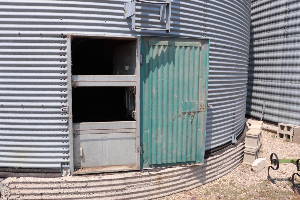 Circle 27' Diameter Grain Bin, 7 Ring, 18'7" Eave, Ladder, Approx 10,000 Bu