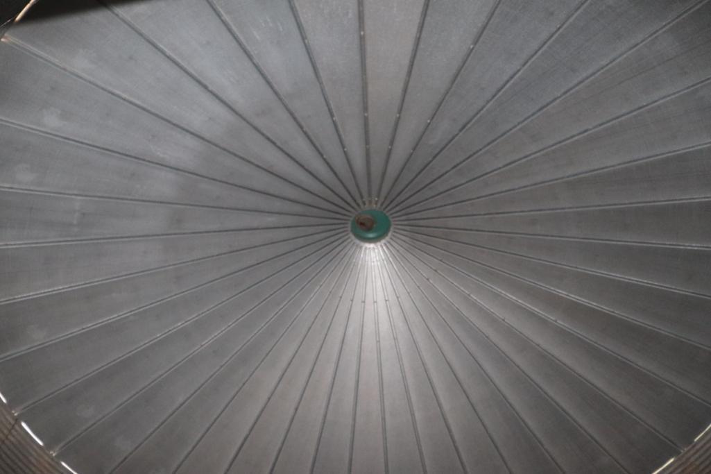 Circle 27' Diameter Grain Bin, 7 Ring, 18'7" Eave, Ladder, Approx 10,000 Bu