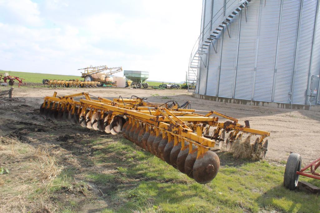 MIDLAND 19.5' TANDEM DISK, HYD WINGS, FIXED SCRAPERS