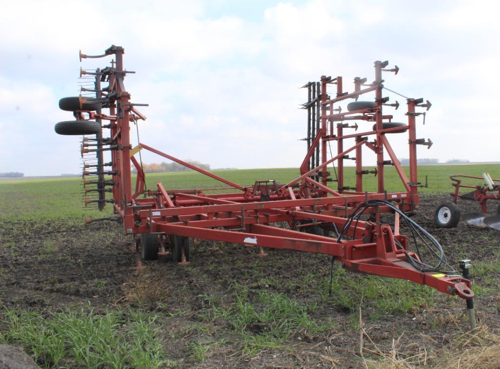 CASE IH 4900 FIELD CULTIVATOR, 30.5', (61) SHANKS, 7" SWEEPS, WALKING TANDEMS, 3 BAR HARROW