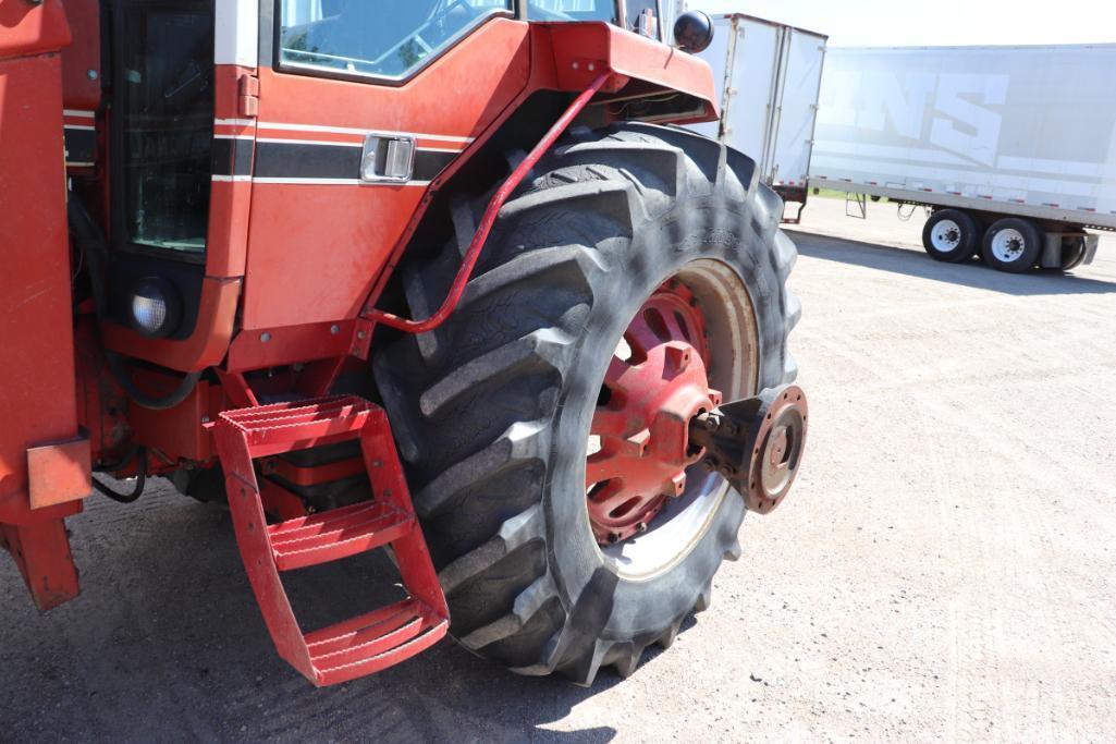 IH 1586 2WD Tractor, 20.8R38 Rears, 16.5-16.1 Fronts, 3Pt, Dual speed pto added,