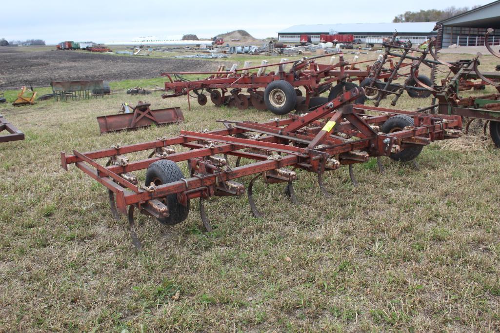 IH 45 VIBRA-SHANK APPROX 18.5' FIELD CULT, 3PT, GAUGE WHEELS