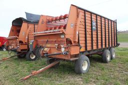 MEYER MODEL 4218 SILAGE BOX ON MEYER 1800 TANDEM AXLE GEAR, FRONT OR REAR UNLOAD, WITH ROOF