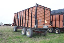 MEYER MODEL 4218 SILAGE BOX ON MEYER 1800 TANDEM AXLE GEAR, FRONT OR REAR UNLOAD, WITH ROOF