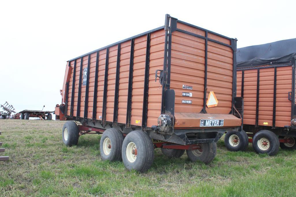 MEYER MODEL 4218 SILAGE BOX ON MEYER 1800 TANDEM AXLE GEAR, FRONT OR REAR UNLOAD, WITH ROOF