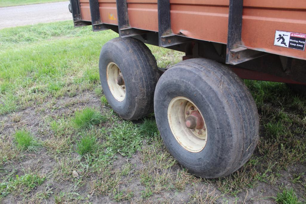 MEYER MODEL 4218 SILAGE BOX ON MEYER 1800 TANDEM AXLE GEAR, FRONT OR REAR UNLOAD, WITH ROOF