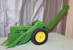 1/16 JOHN DEERE 2 CYLINDER WITH JOHN DEERE 237 MOUNTED CORN PICKER, REPAINTED, NO BOX, NEEDS