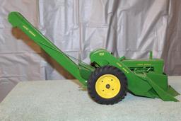 1/16 JOHN DEERE 2 CYLINDER WITH JOHN DEERE 237 MOUNTED CORN PICKER, REPAINTED, NO BOX, NEEDS