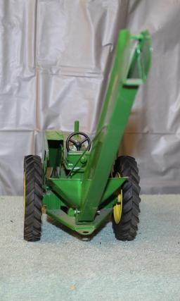 1/16 JOHN DEERE 2 CYLINDER WITH JOHN DEERE 237 MOUNTED CORN PICKER, REPAINTED, NO BOX, NEEDS