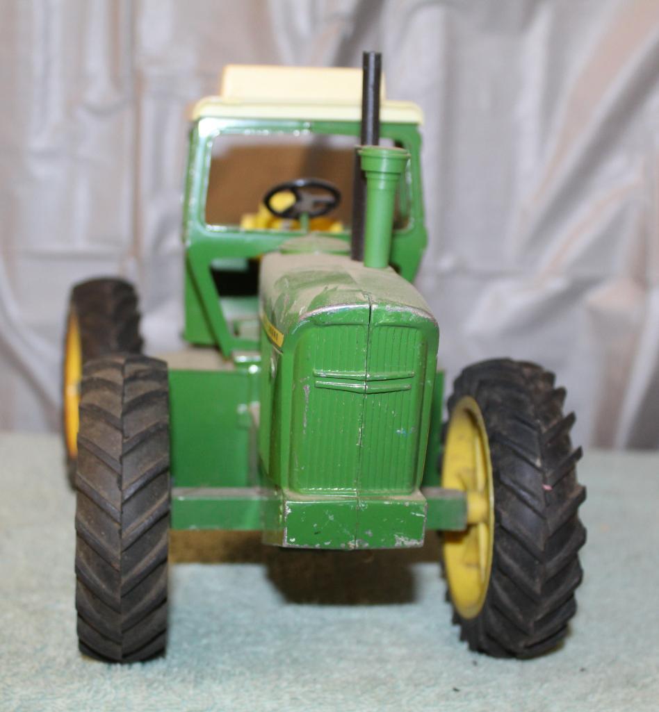 1/16 JOHN DEERE 4WD, CAB, SINGLES, NO BOX, HAS BEEN PLAYED WITH