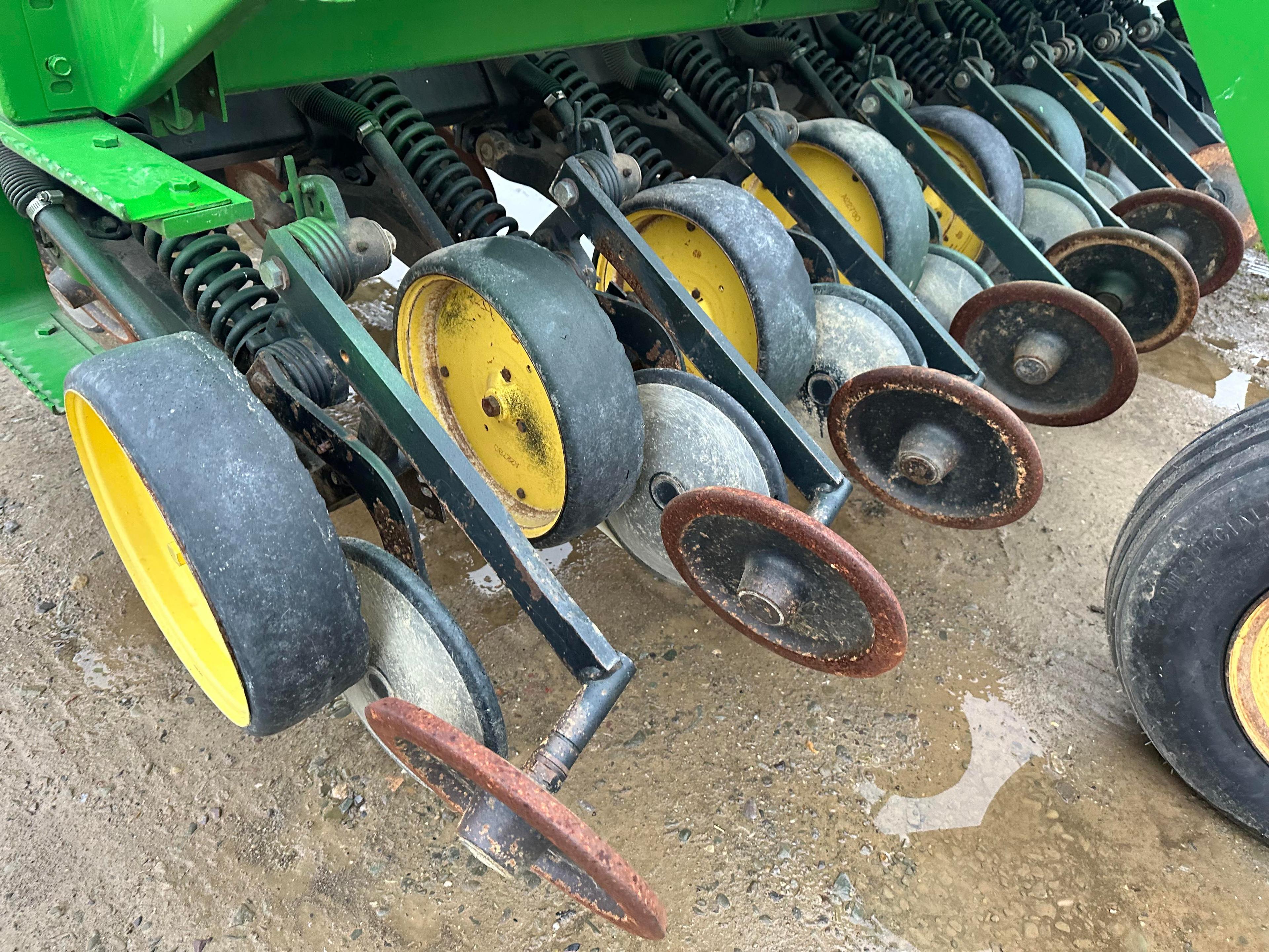 John Deere 750  15’ No Till Grain Drill