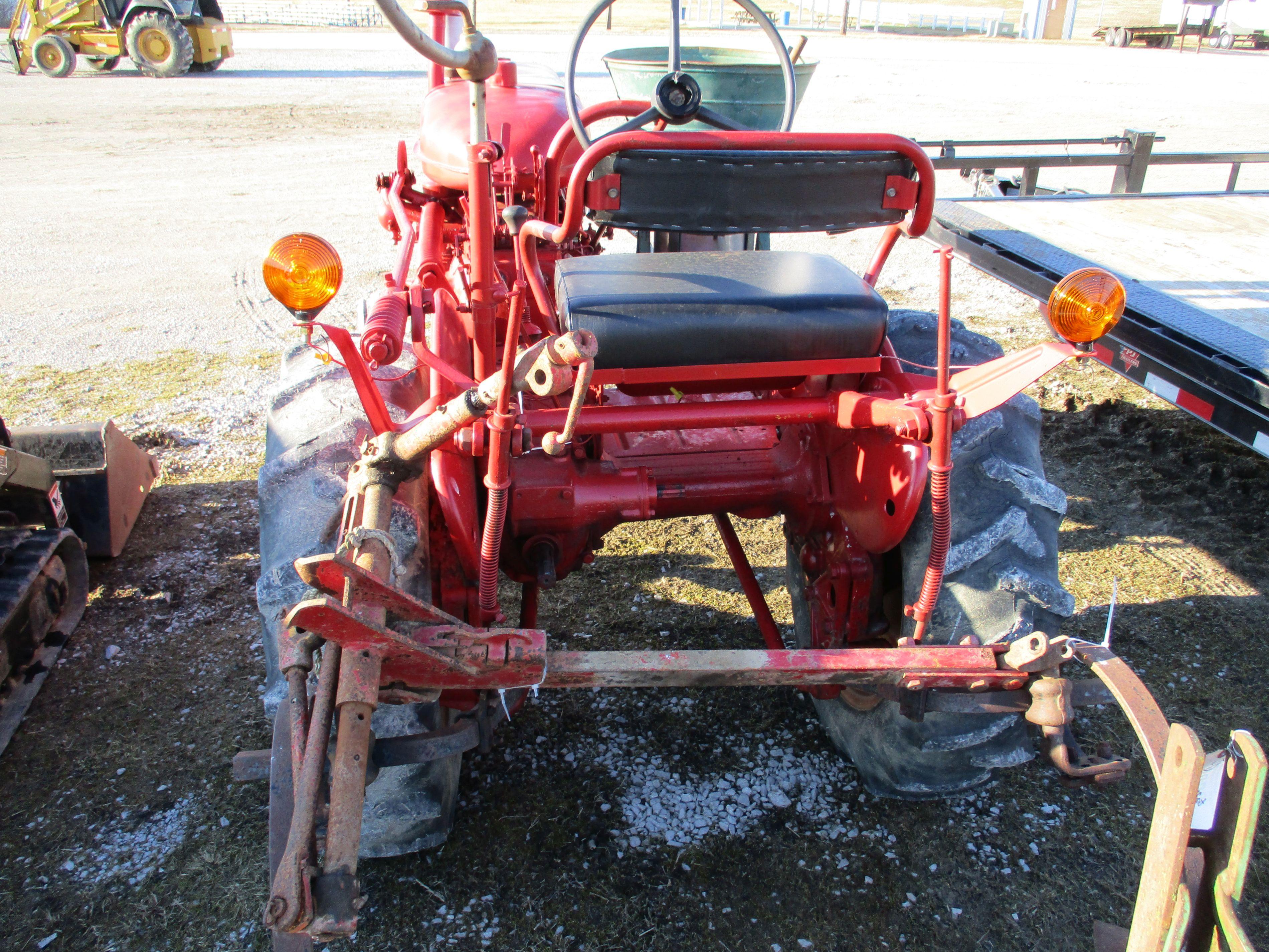 39 - IH 140 TRACTOR