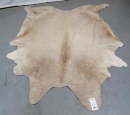 BEAUTIFUL BEIGE AND WHITE COWHIDE RUG