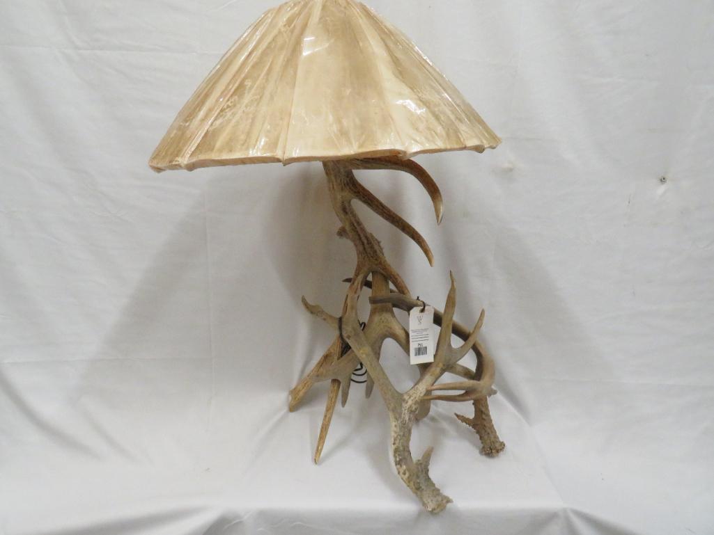 BEAUTIFUL ANTLER LAMP W/SHADE