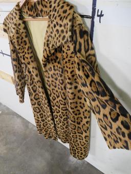 Beautiful & RARE Jaguar Hide Fur Coat from 1950's in Very Good Condition TAXIDERMY FUR