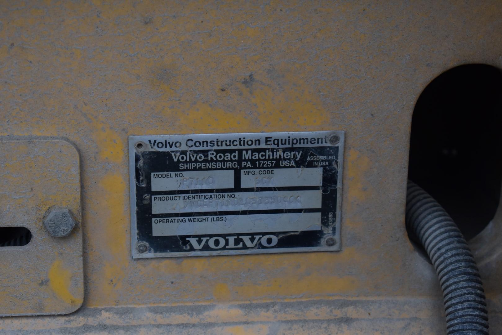 VOLVO (2014) P7110 TRACKED ASPHALT PAVER WITH 26' MAX PAVING WIDTH, 12" MAX PAVING DEPTH, 246 FT/MIN