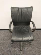 BLACK ROLLING OFFICE ARM CHAIR