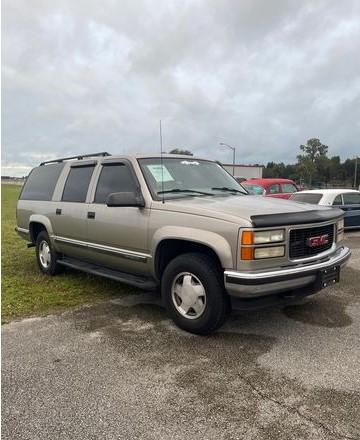 1999 GMC Suburban SUV.4 Wheel Drive5.7L V8 engineRust free southern truck3r