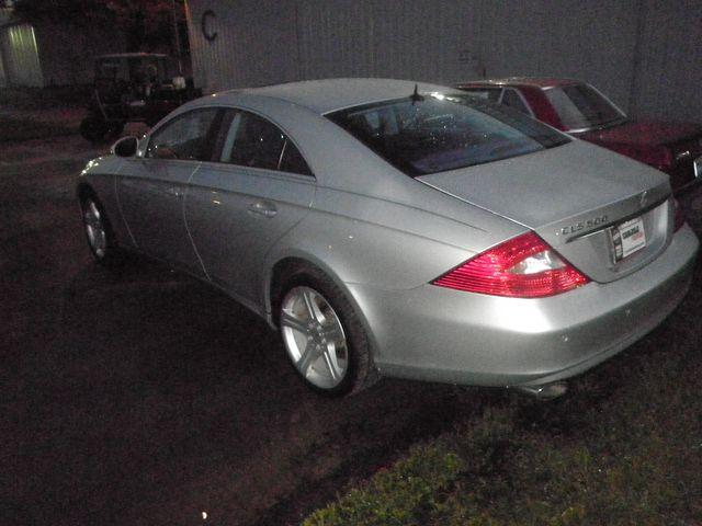 2006 Mercedes CLS500 Sedan.Clean autocheck.New vehicle trade in.Large V8 en