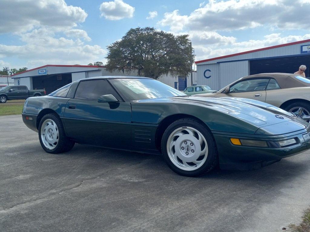 1992 Chevrolet Corvette. 5.7 V8, automatic, removable top. Leather interior