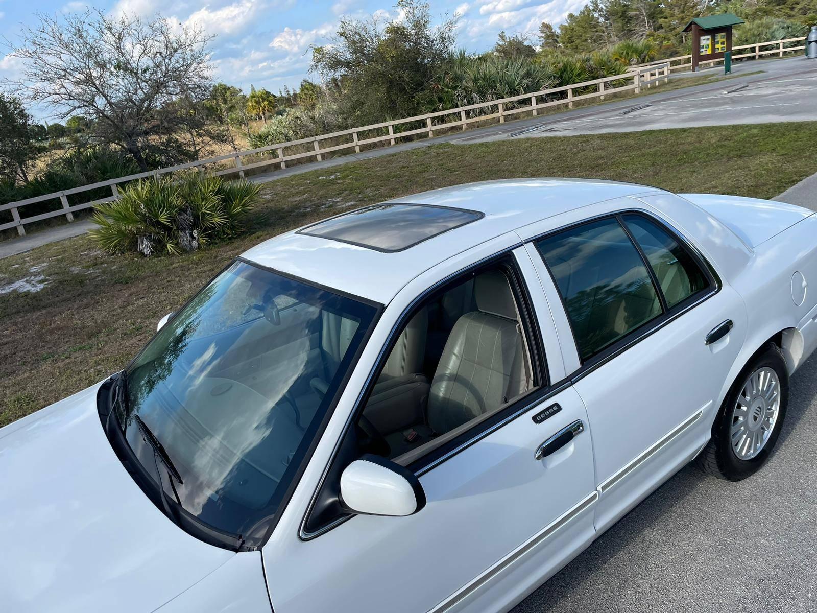 2008 Mercury Grand Marquis Sedan.V8, alloy wheels, sunroof.Power steering,