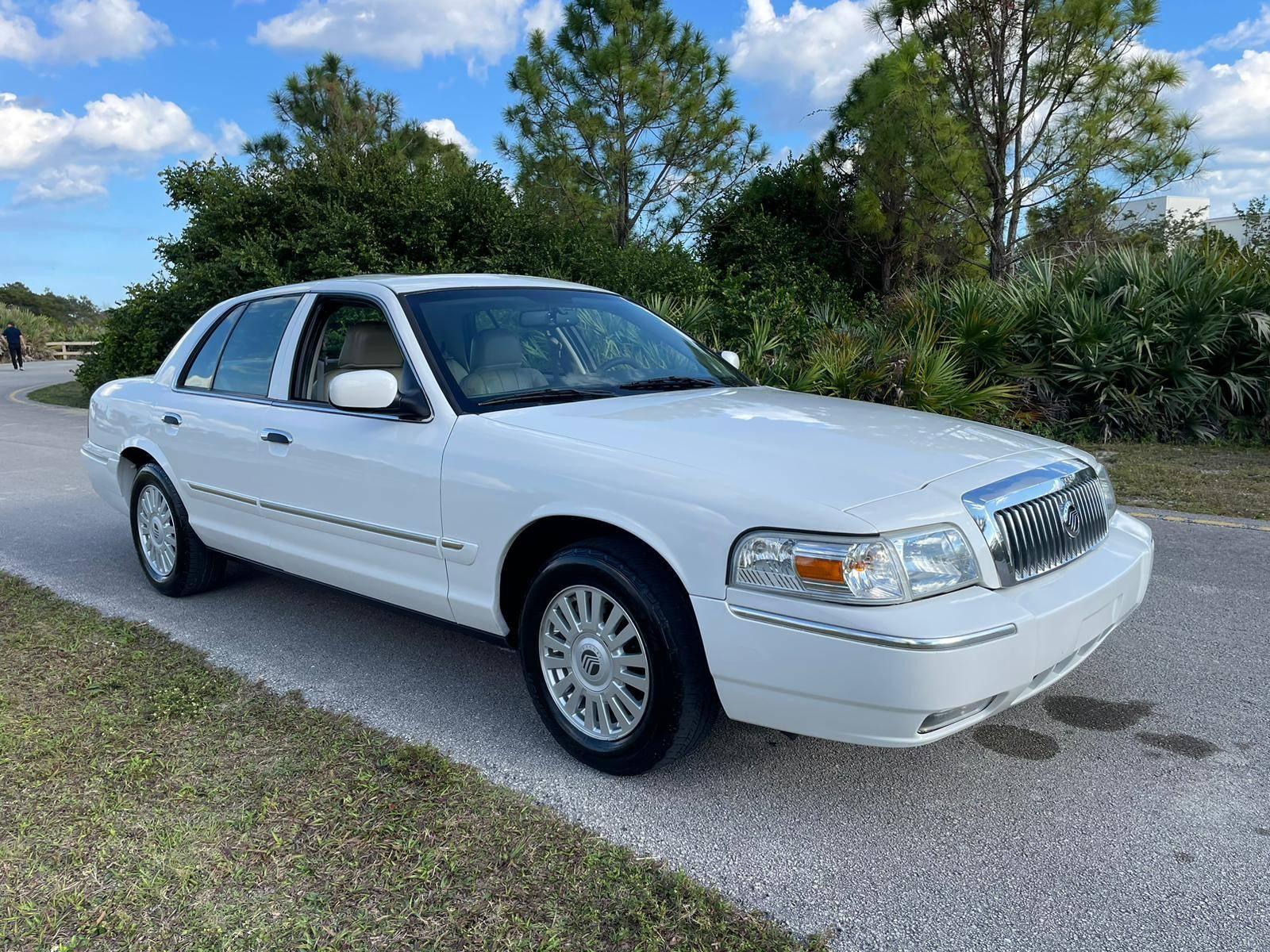 2008 Mercury Grand Marquis Sedan.V8, alloy wheels, sunroof.Power steering,