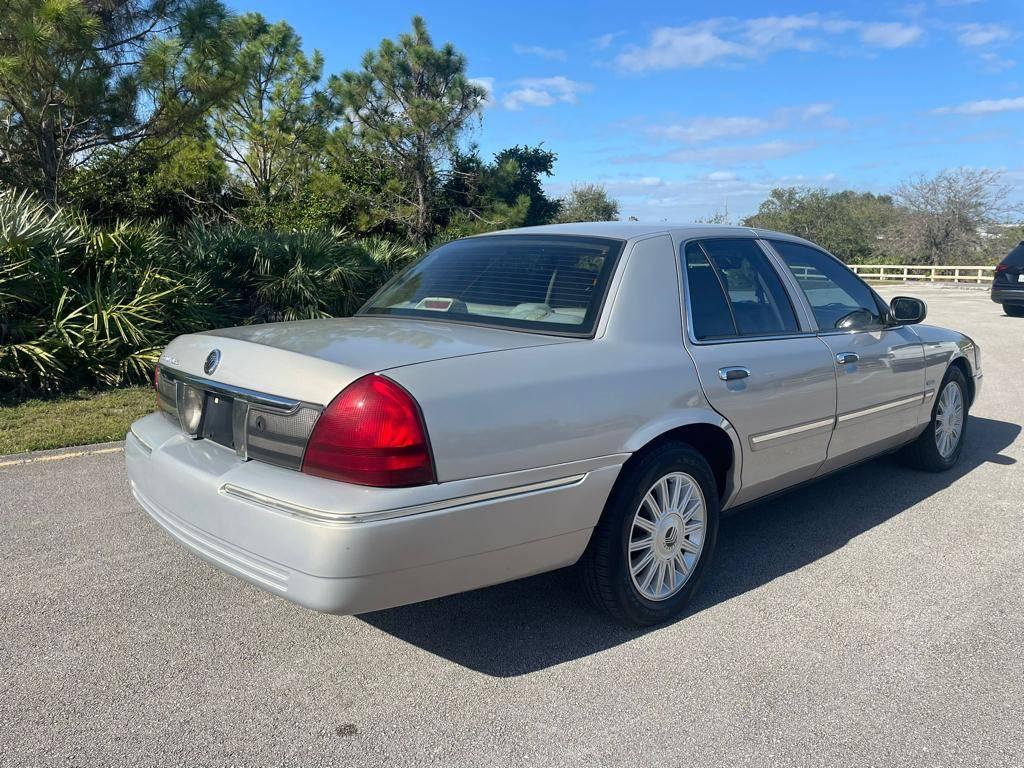 2009 Mercury Grand Marquis LS Sedan.Excellent condition.Clean Carfax, one o