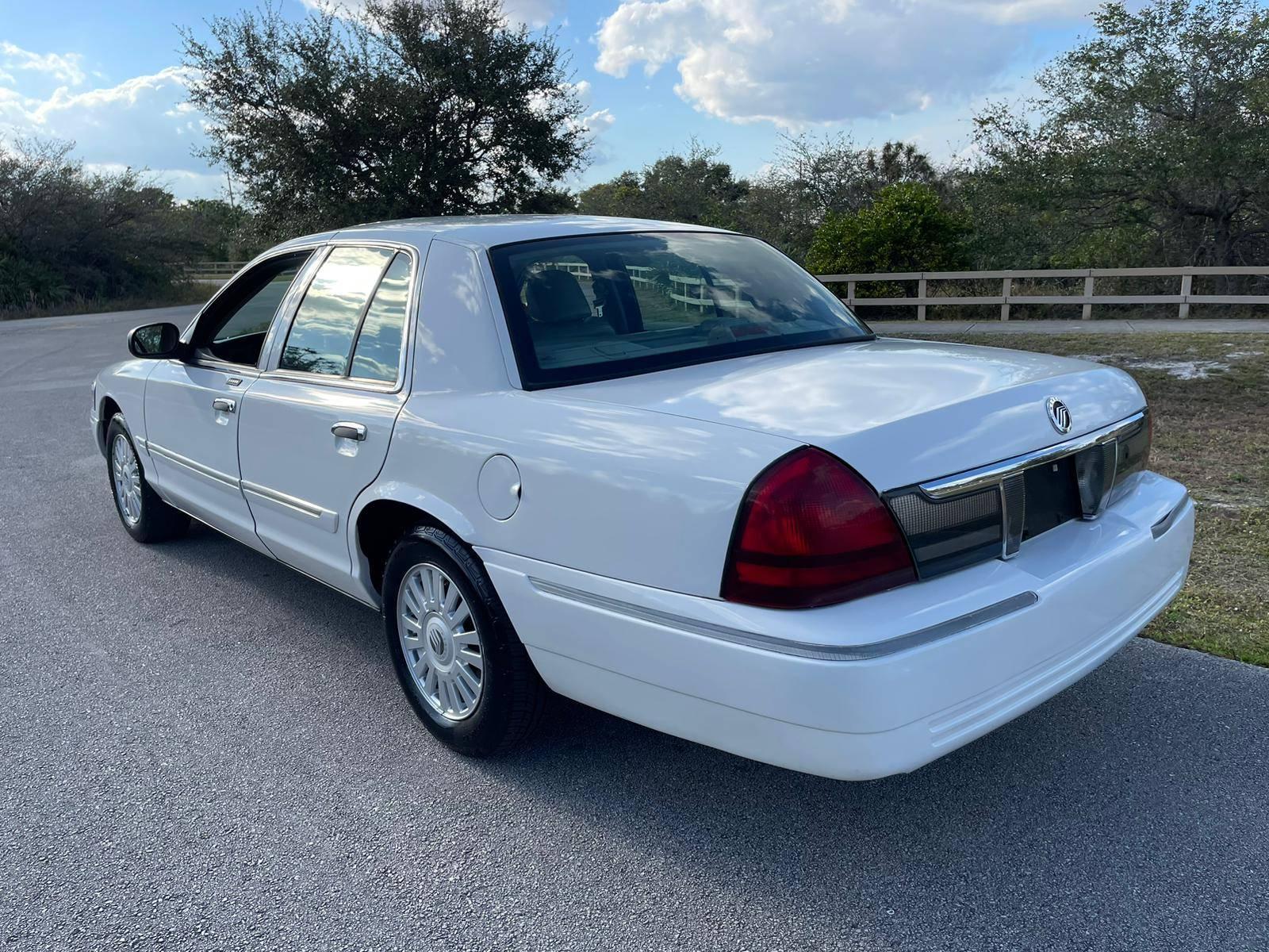 2008 Mercury Grand Marquis Sedan.V8, alloy wheels, sunroof.Power steering,