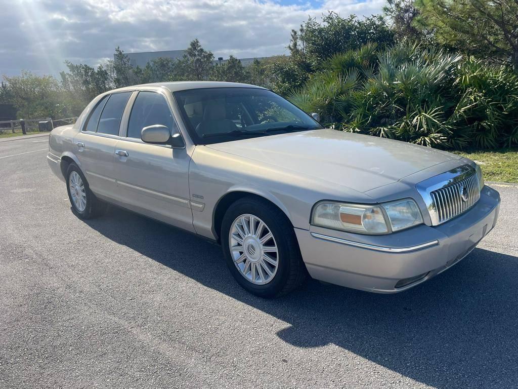 2009 Mercury Grand Marquis LS Sedan.Excellent condition.Clean Carfax, one o