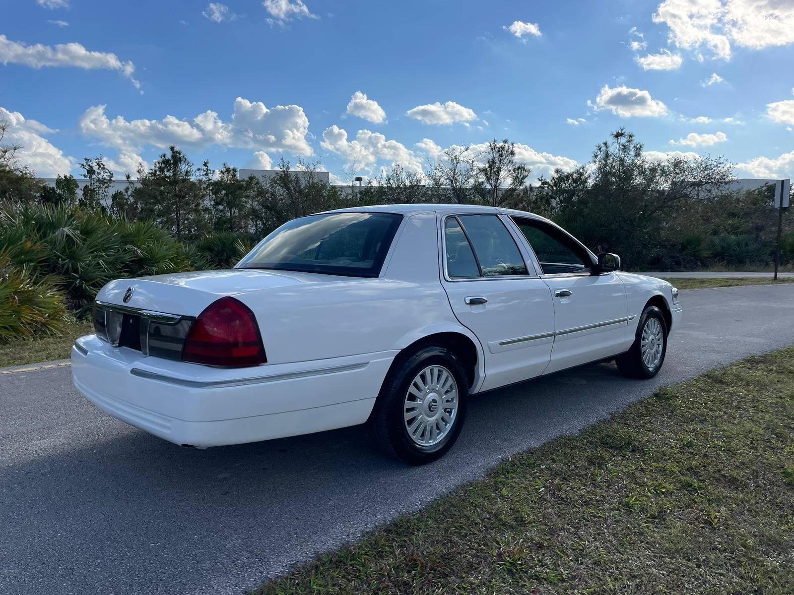 2008 Mercury Grand Marquis Sedan.V8, alloy wheels, sunroof.Power steering,