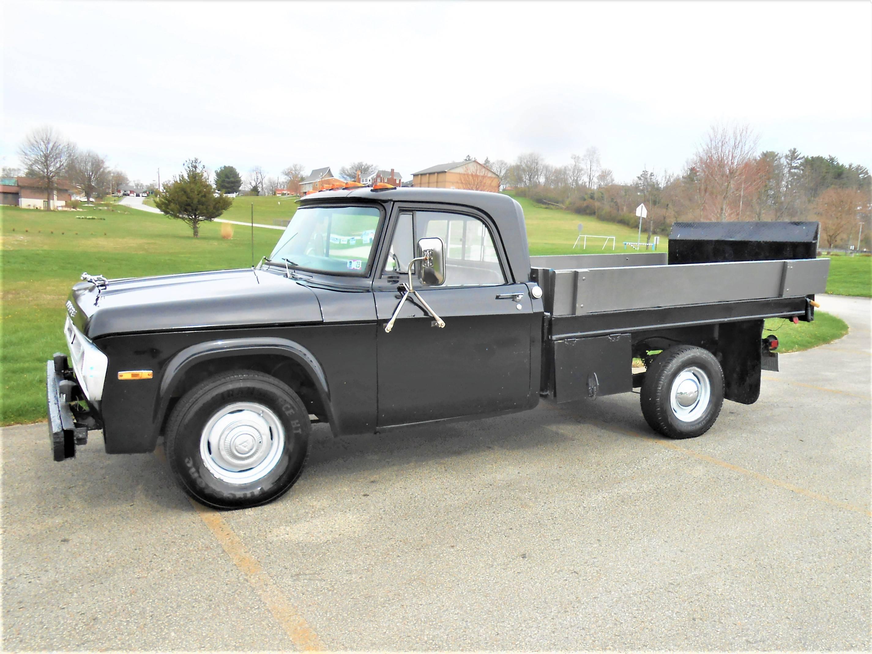 Vintage Dodge D100 pick up fitted with a flatbed and functional hydraulic l