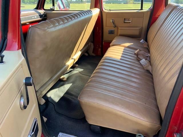 1984 GMC Suburban SW. Very rare factory 4 speed. 350 V8 engine. Two local o