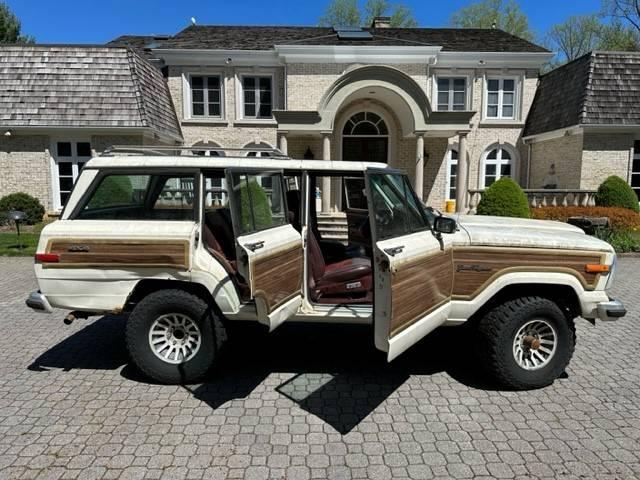 1987 Jeep Grand Wagoneer SUV. V8, automatic.New Tires.Clean Interior.