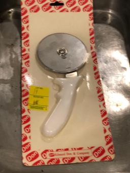 Miscellaneous lot of pizza cutter, 2 pizza pans & roasting pan