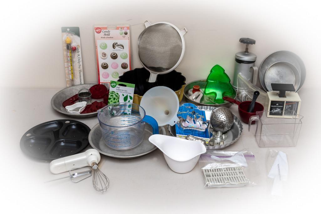 Kitchen Baking Lot with Vintage Northland Aluminum Products Bundt Pan, Cast Iron Skillet and Pans