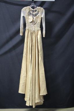 Jovani White and Gold Long Sleeved Full Length Dress Size: 0