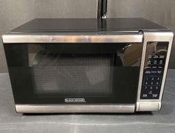 BLACK+DECKER EM720CB7 Digital Microwave Oven with Turntable Push-Button Door