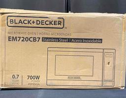 BLACK+DECKER EM720CB7 Digital Microwave Oven with Turntable Push-Button Door